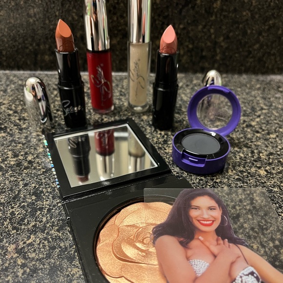 Mac Selena - Picture 1 of 1